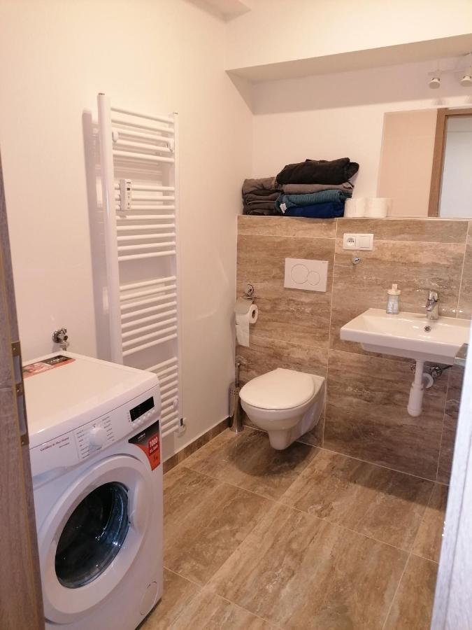 Brand New Studio Apartment #21 With Free Secure Parking In The Center Praga Esterno foto