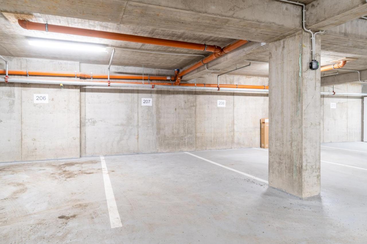 Brand New Studio Apartment #21 With Free Secure Parking In The Center Praga Esterno foto