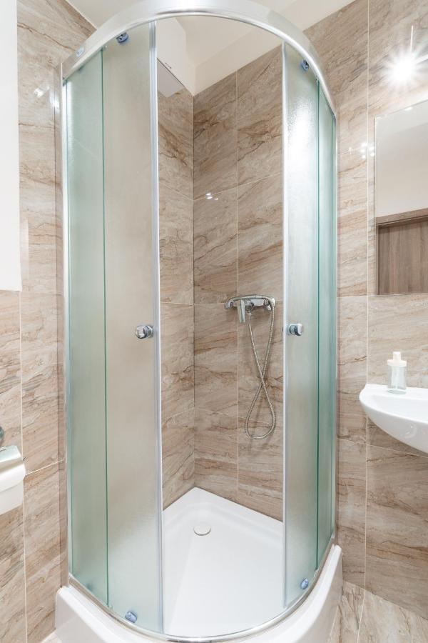 Brand New Studio Apartment #21 With Free Secure Parking In The Center Praga Esterno foto
