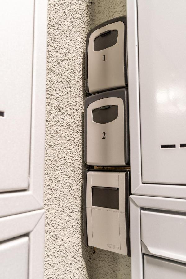 Brand New Studio Apartment #21 With Free Secure Parking In The Center Praga Esterno foto